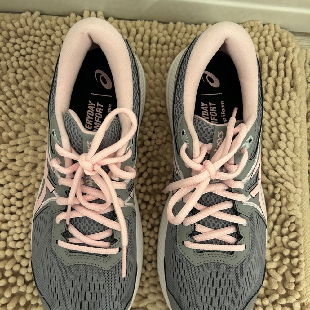 Women’s ASICS - Picture 3 of 3